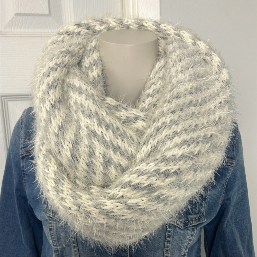 {BNWT} LUSH chunky INFINITY SCARF boho ivory gray super soft URBAN OUTFITTERS - Picture 2 of 8
